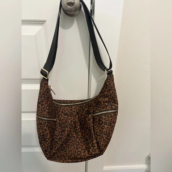 Lululemon Slouchy Sling Bag 6L - leopard - Picture 2 of 7
